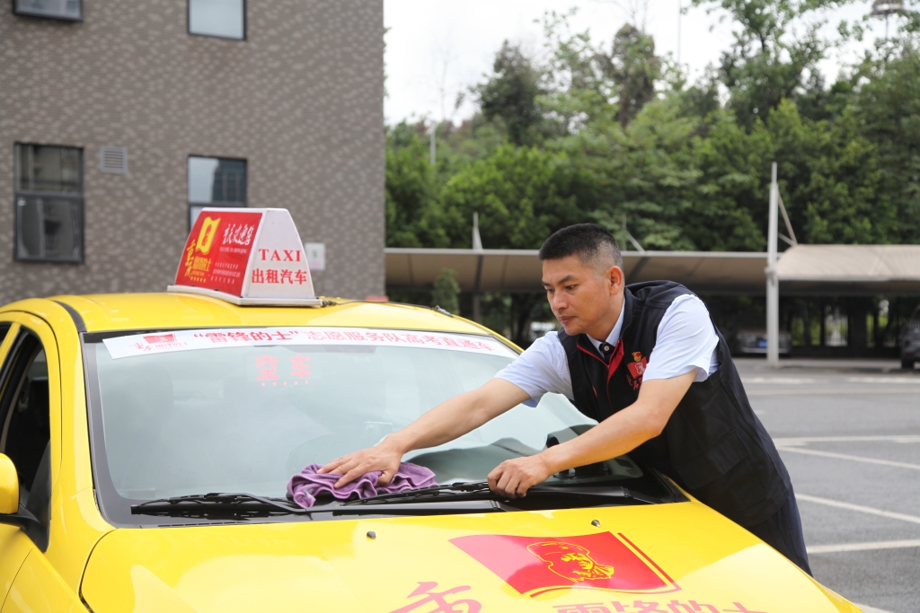 殷其龙是重庆市出租汽车有限责任公司第二分公司的一名“的哥”。受访者供图