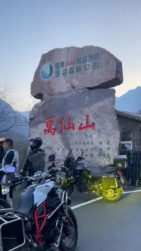 游客骑摩托车到河南一景区被强制要求住宿才能进？最新回应1