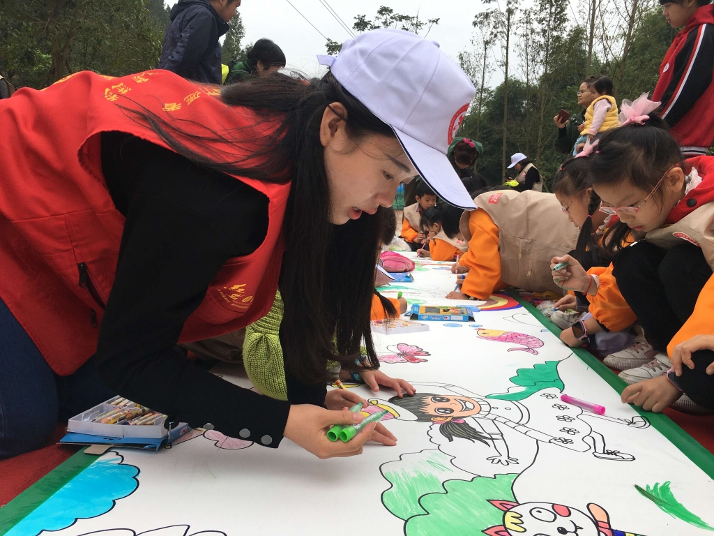 李丹参加志愿者活动。重庆高新区团工委 供图
