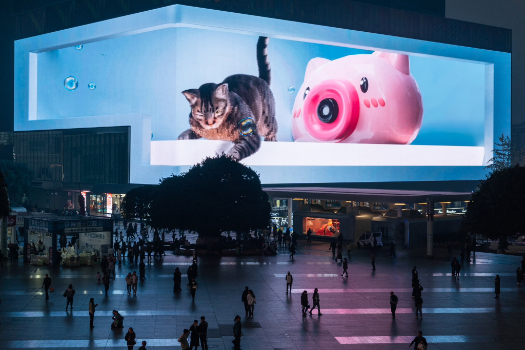 观音桥步行街3788“亚洲之光”巨幕上新裸眼3D短片《猫咪泡泡》。巨幕运营方供图