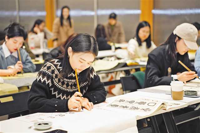 白天上班晚上“上学” 多个课程报名“秒空” 提升又解压 夜校“圈粉”年轻人1