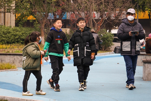 孩子们在口袋公园嬉戏。铜梁区城市管理局供图 华龙网发