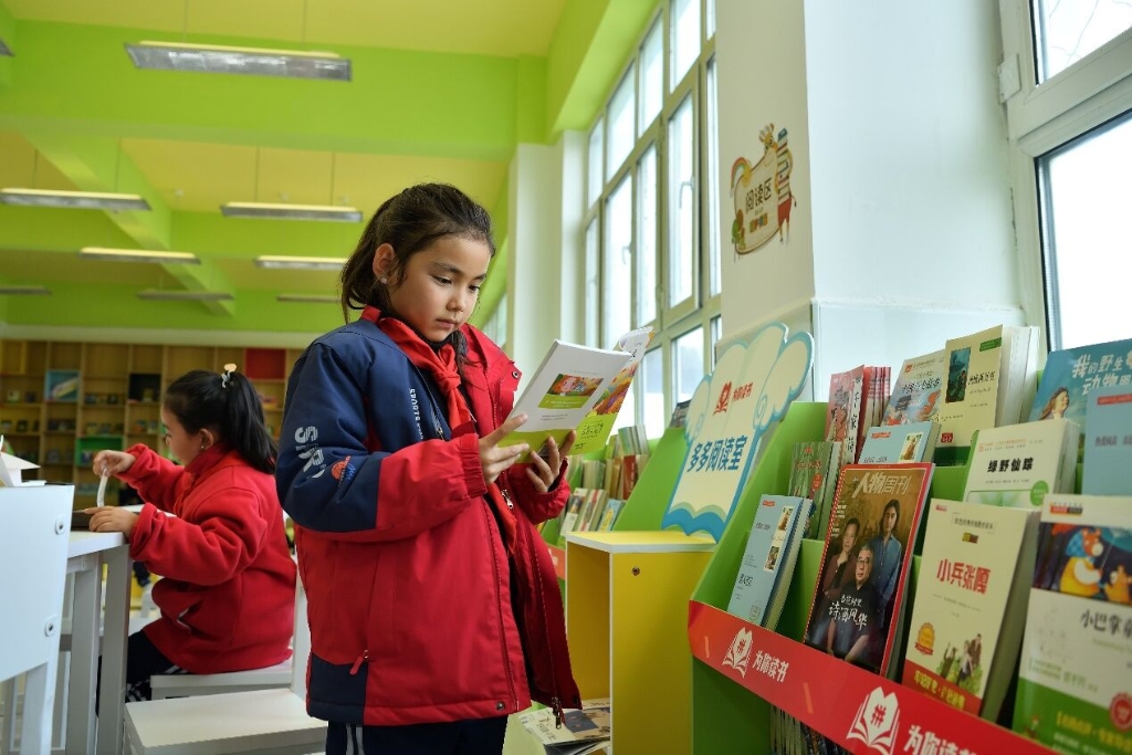 近期，拼多多向新疆阿勒泰地区吉木乃县直小学赠送9200余册图书。通讯员 陈逸航 摄