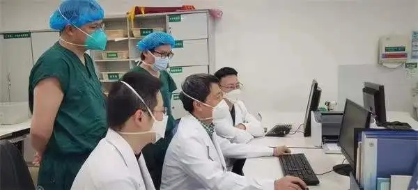 医生会诊中。新桥医院供图