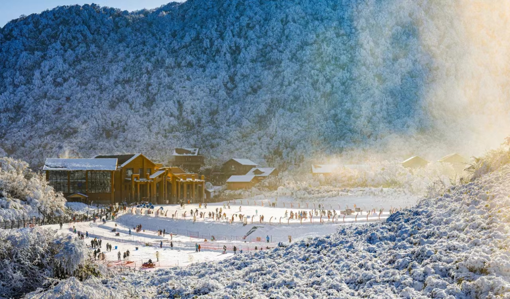 Skiing and snow play activities. (Photo provided by the Nanchuan Culture and Tourism Commission)