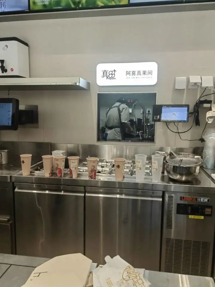 “我佛持杯”突然爆火！成都有门店已售罄，很多人一大早就没抢到16