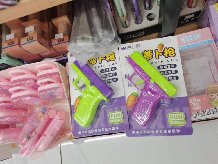“刀刃”刚收起，“子弹”又上膛！萝卜刀之后，萝卜枪又走红，解压神器还是安全隐患？2