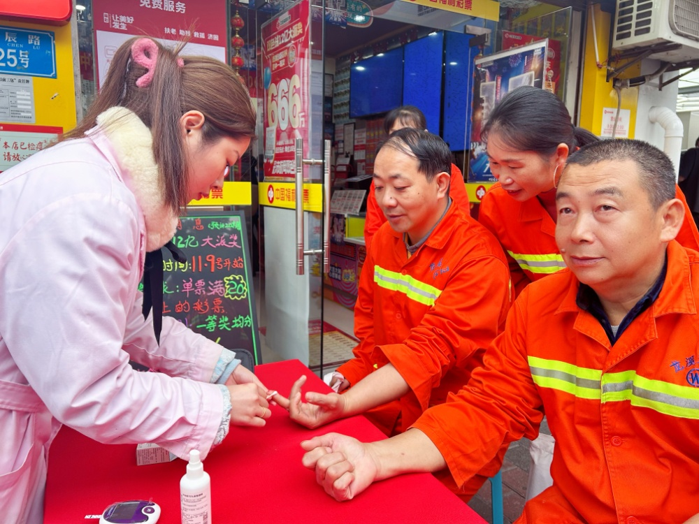 现场进行了义诊活动。重庆市福彩中心供图