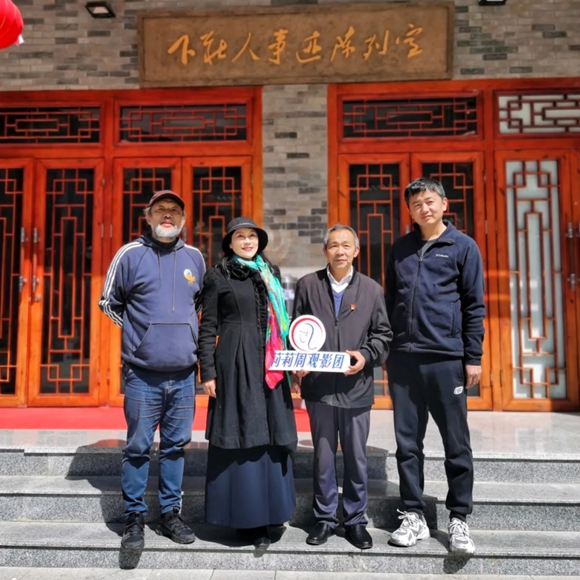 作者赵勇（右一）随莉莉周来到下庄村访问毛相林（右二）