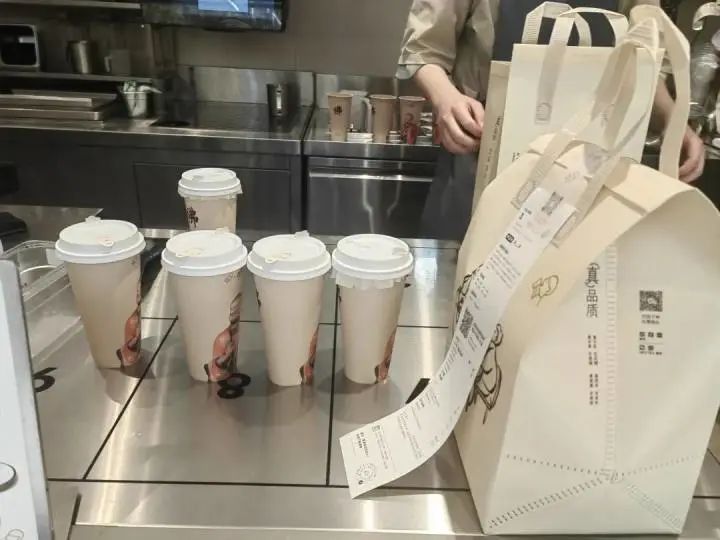 “我佛持杯”突然爆火！成都有门店已售罄，很多人一大早就没抢到15