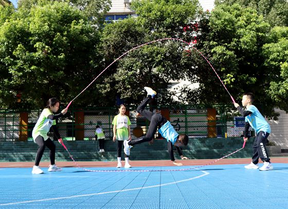 学生在进行交互绳花样跳绳训练。特约通讯员 李诗素  摄