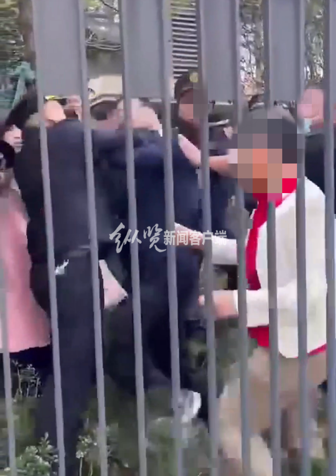 广州多名城管与小区业主发生肢体冲突，业主称有两名业主受伤，警方已接警处理