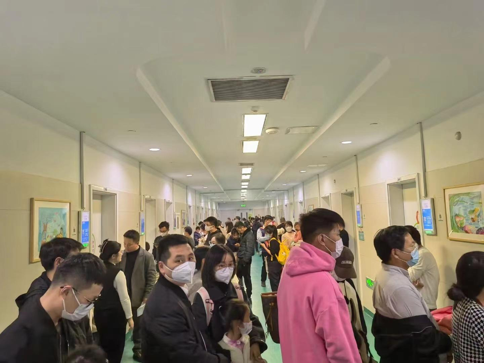 越来越多娃中招！呼吸道疾病高发，露营车、晾衣杆成“输液神器”1