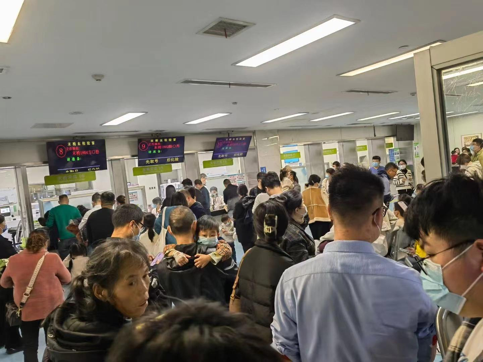 越来越多娃中招！呼吸道疾病高发，露营车、晾衣杆成“输液神器”2