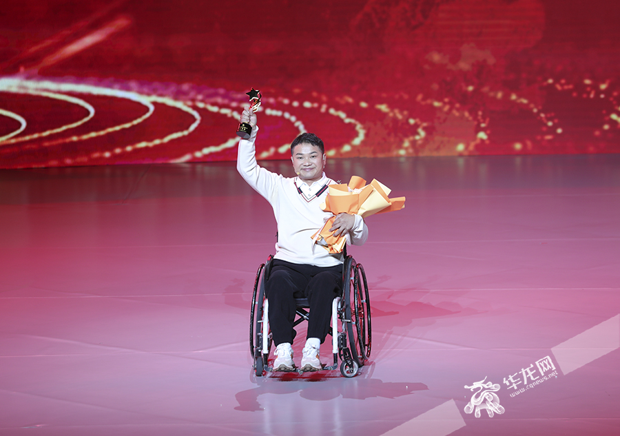 重庆市首届残疾人十大榜样人物王万泽。华龙网首席记者 李文科 摄
