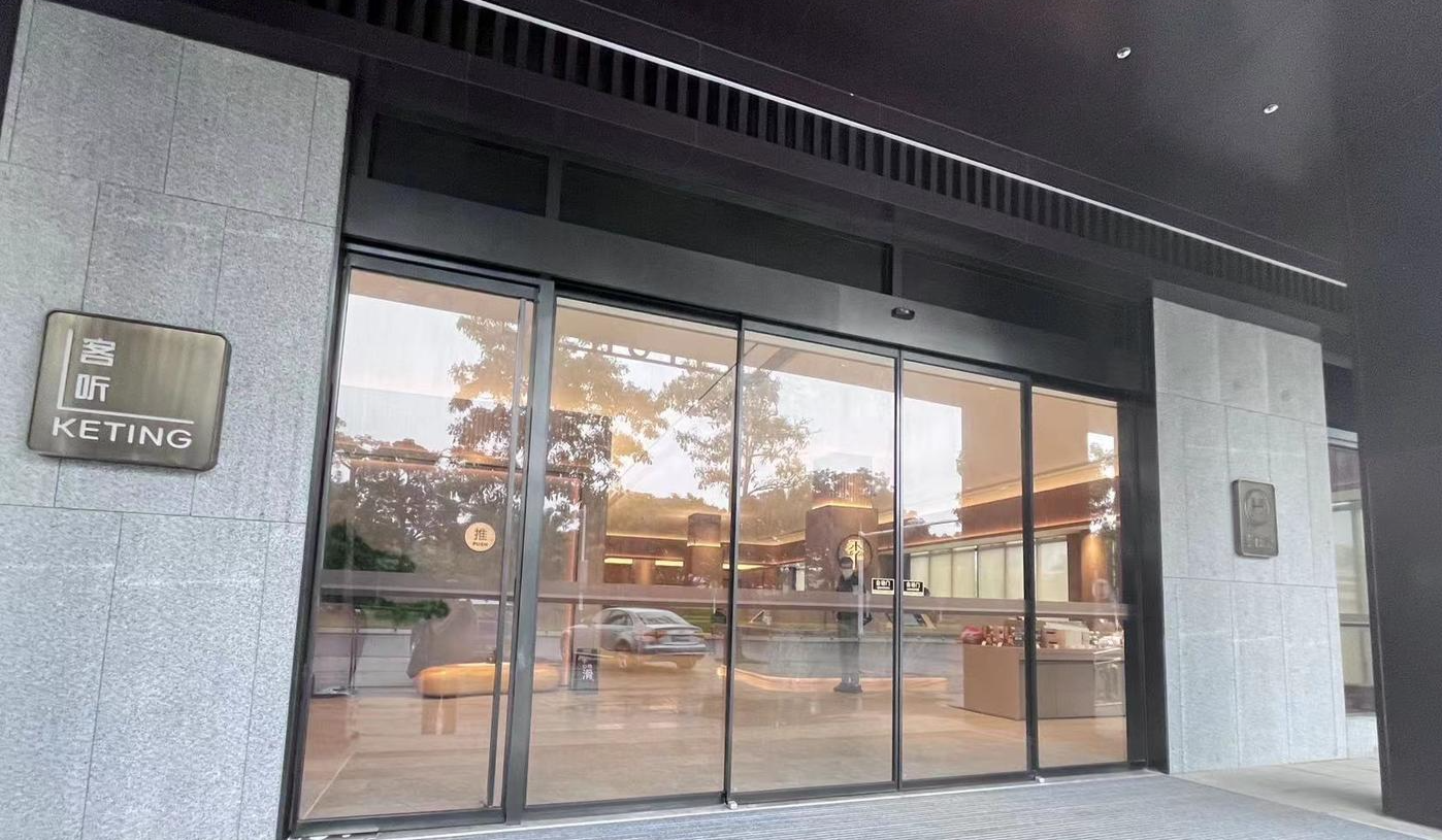 两女子入住酒店，男性员工刷卡进入 酒店赔付20倍房费：将开除涉事员工1