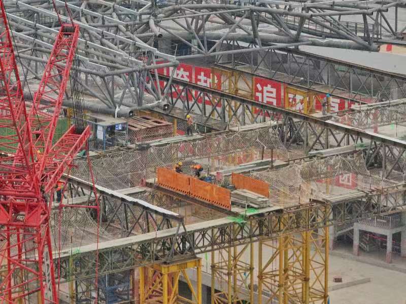 重庆东站交通换乘中心屋盖钢结构滑移完工。通讯员 郭旭 摄