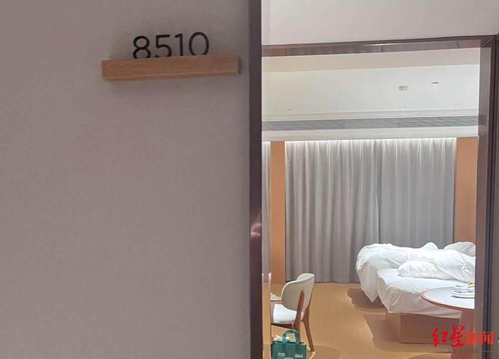 两女子入住酒店，男性员工刷卡进入 酒店赔付20倍房费：将开除涉事员工2