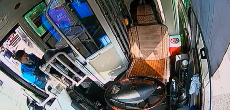 公交司机王磊搀扶老人上车。视频截图