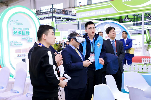 参展嘉宾戴上VR眼镜体验“穿梭”伊利智慧工厂。伊利集团供图 华龙网发