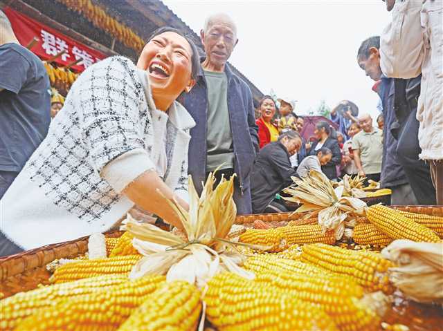 9月21日，彭水县鹿鸣乡英雄村，村民正在进行玉米手工脱粒比赛。特约摄影 赵勇 视觉重庆