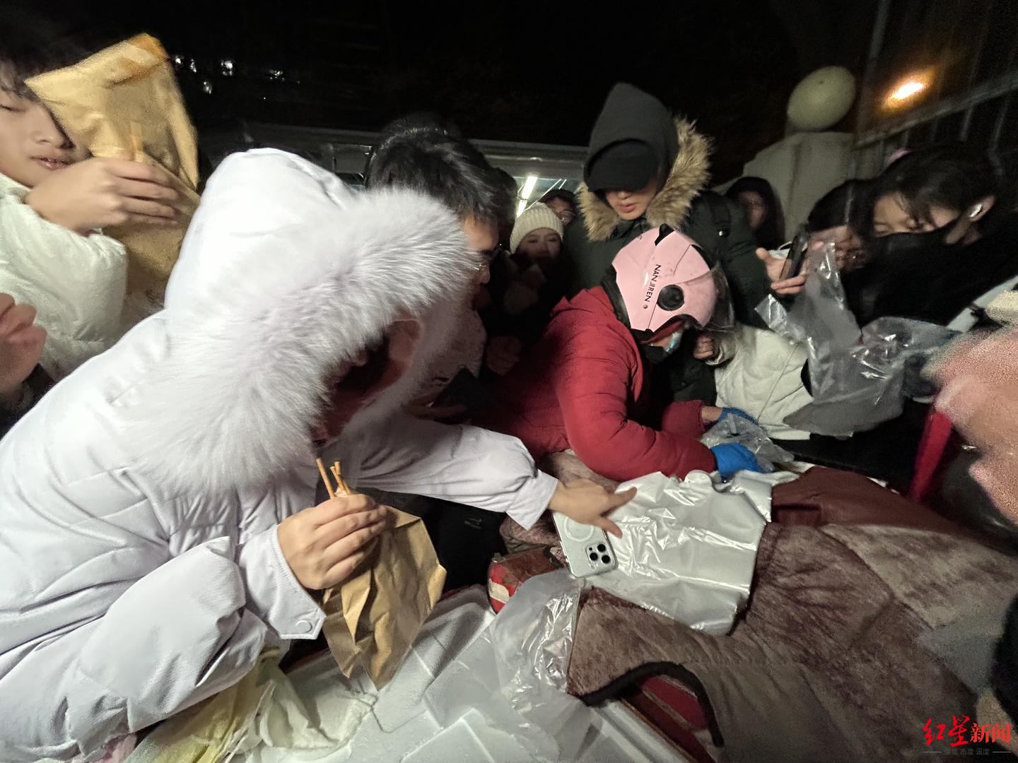 “鹅腿阿姨”最新计划：最近几天暂停烤鹅腿，考虑租个小门面稳定生意1