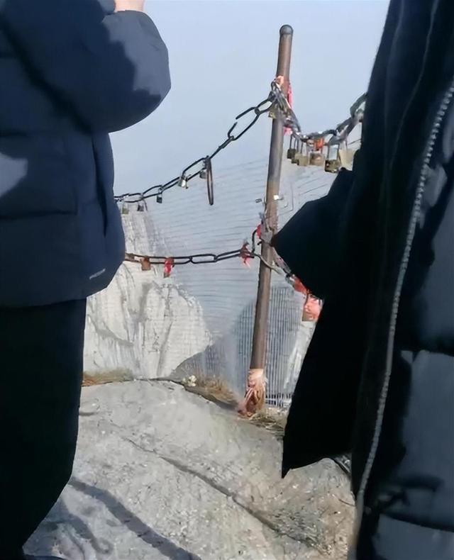 23岁大学生独游华山失联10余天！亲属称疑似拍照不慎坠崖，景区回应2