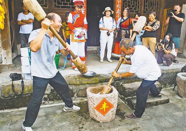 9月19日，綦江区三角镇红岩村王家山刘家大院，村民们在打糍粑，喜迎中国农民丰收节。通讯员 杨松 摄 视觉重庆