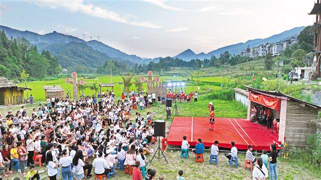 彭水：“村晚”办起来 村民乐开怀