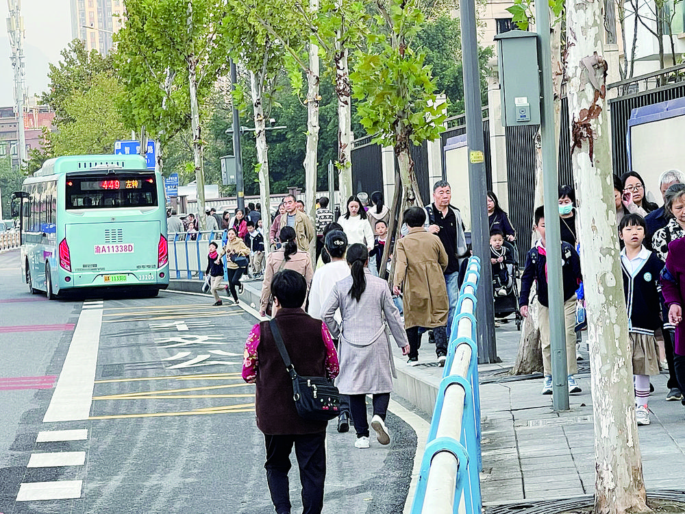 市政道路施工完毕拆掉围挡，居民惊奇发现：车行道人行道并行像块“五花肉”2