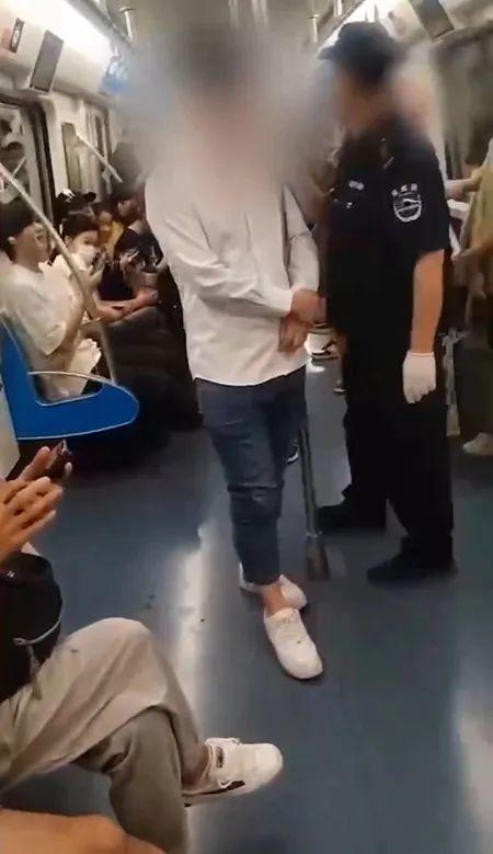 男子被诬陷地铁偷拍案开庭未宣判：两名女生未出庭，原被告争辩激烈2