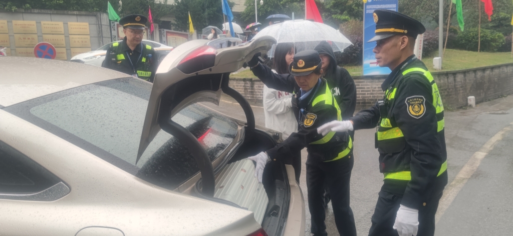 执法队员在校外周边引导车辆秩序。重庆交通执法部门供图