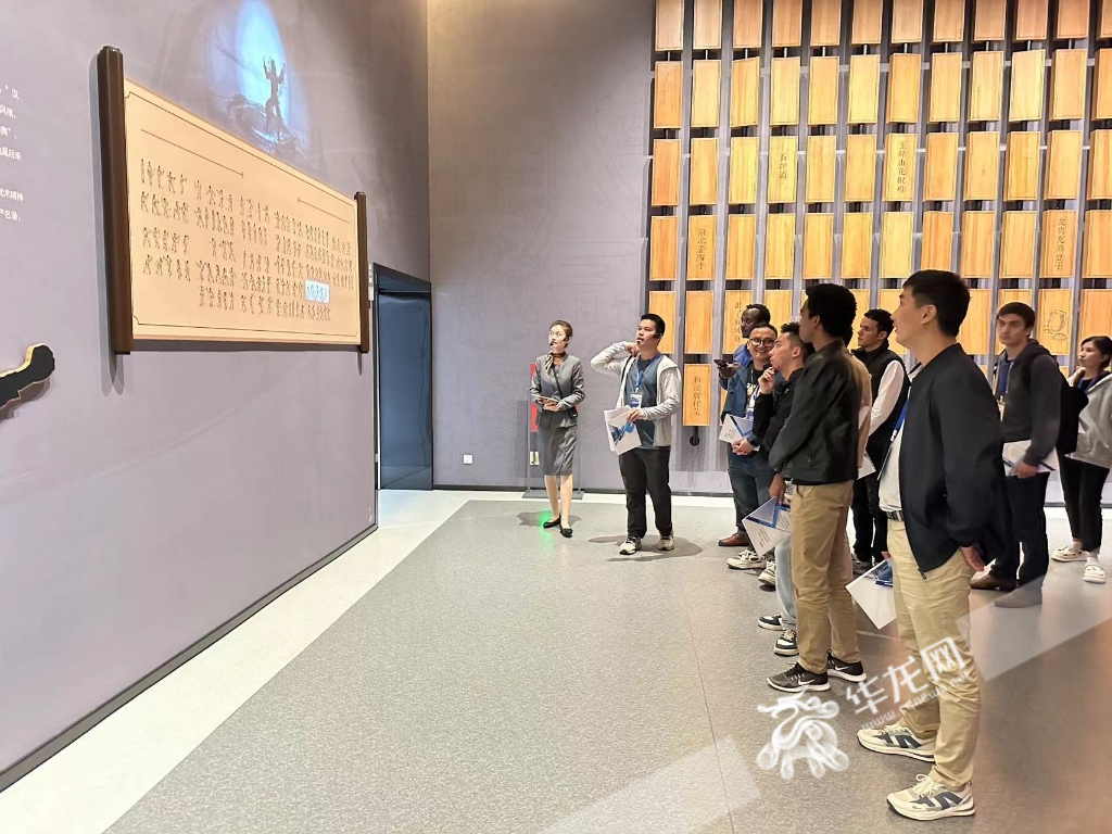 International students visited the Yubei Planning Exhibition Gallery.