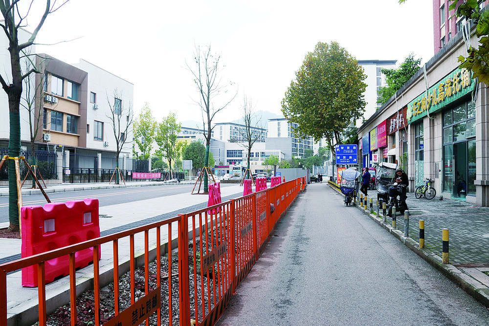 市政道路施工完毕拆掉围挡，居民惊奇发现：车行道人行道并行像块“五花肉”1