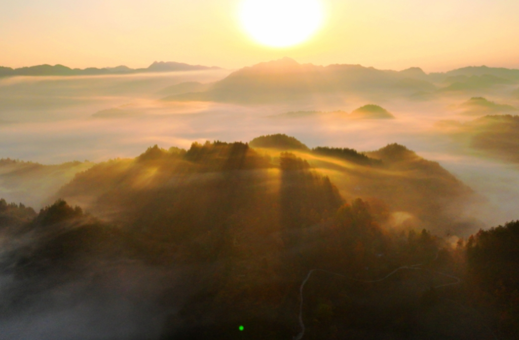 The beautiful scene in the morning mist (Photo provided by the Youyang Financial Media Center)