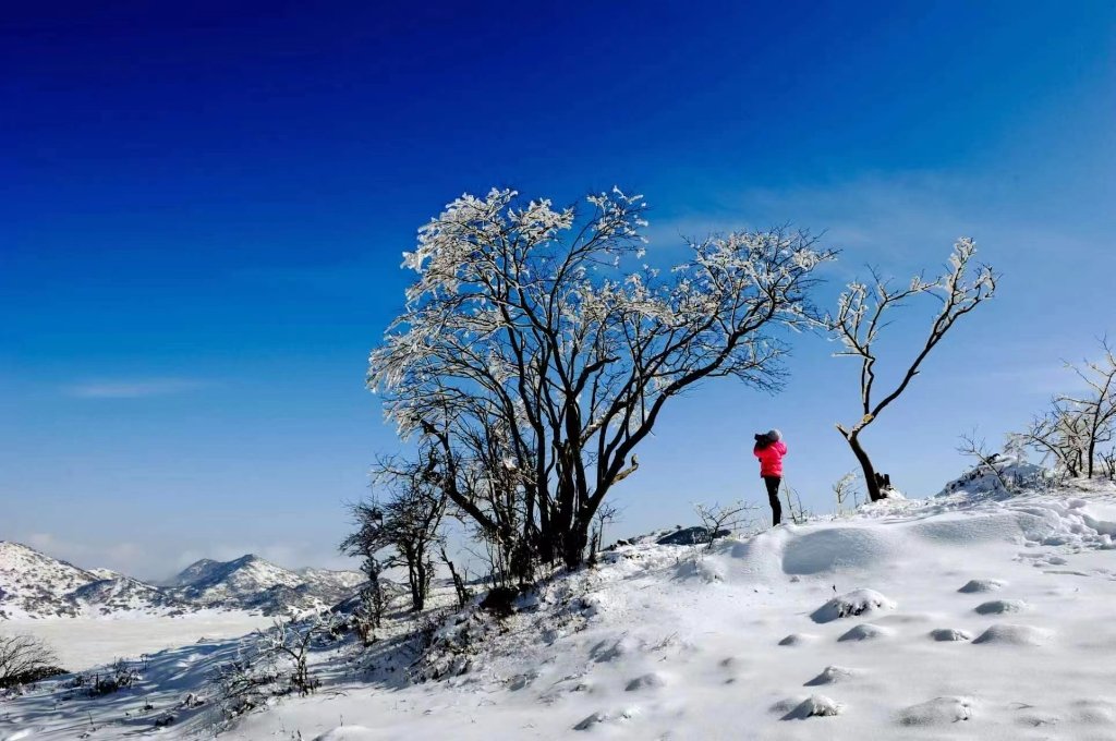 The picturesque snow scene makes Hongchiba an ideal place for photo taking. (Photo provided by Wuxi Commission of Culture and Tourism)