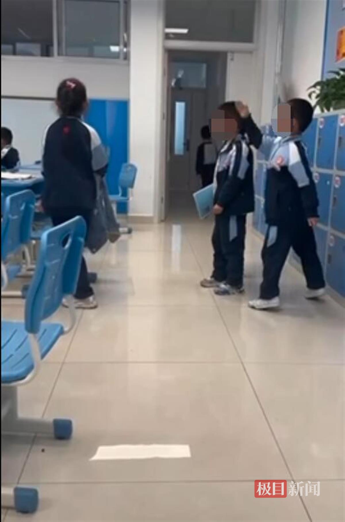 山东东营一小学班干部粗暴踢打同学,学校:已当面向被打孩子及其家长道歉