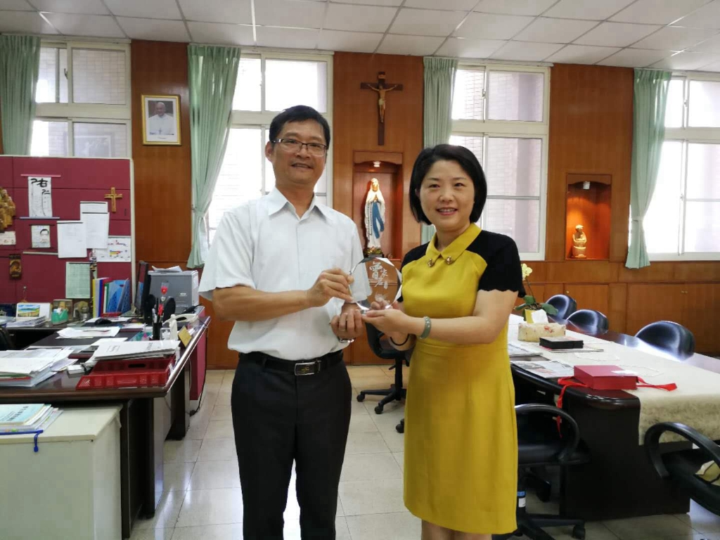 2018年6月，渝中区曾家岩小学校长邓红洁参访台湾高雄明诚中学