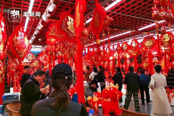 还得是义乌！“龙”提前走俏，义乌小商品市场有商户一个月订出几万件1