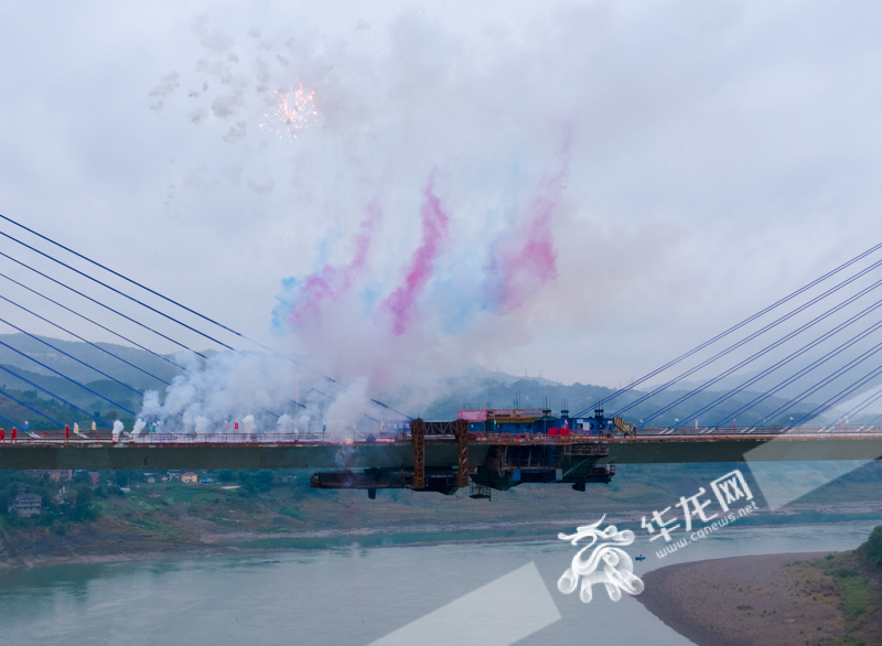 01，11月30日，渝武高速复线草街嘉陵江特大桥实现合龙。华龙网记者 张质 摄