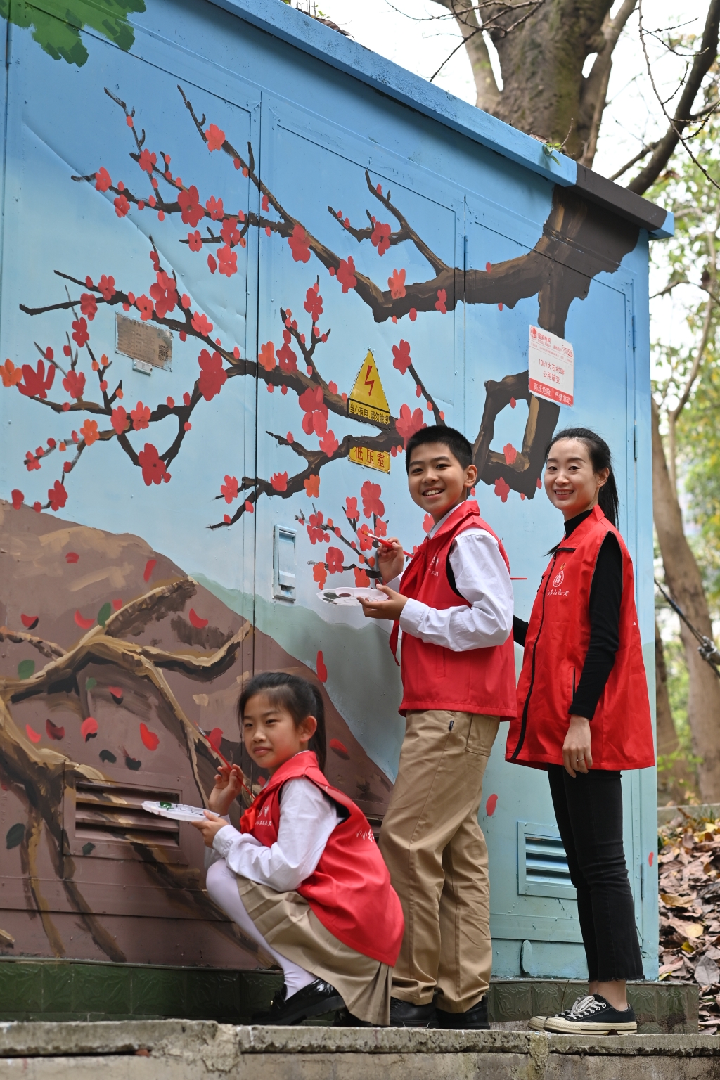 沙坪坝红岩志愿者绘制电箱，打造“家门口的风景”。沙坪坝团区委供图