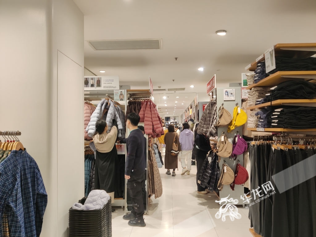 市民选购羽绒服中。华龙网 林红 摄