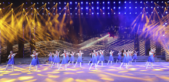 学生在重庆永川红旗小学建校100周年办学成果展演活动上表演歌舞节目《传承》。红旗小学供图 华龙网发