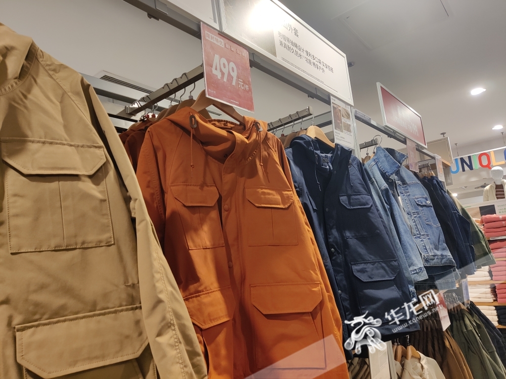 较于羽绒服,冲锋衣的价格更低,基本在千元以下。华龙网 林红 摄