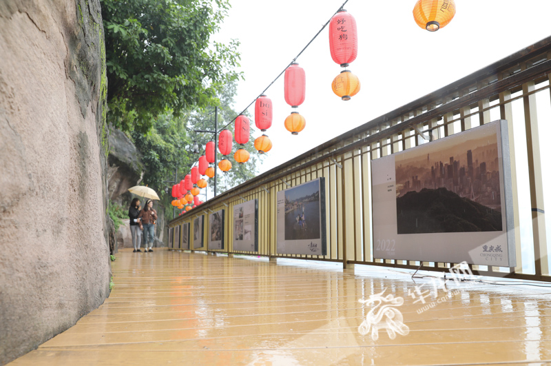 02，山城巷修建在石壁上的临江步道也成为了此次影展的一个展区。华龙网记者 张质 摄