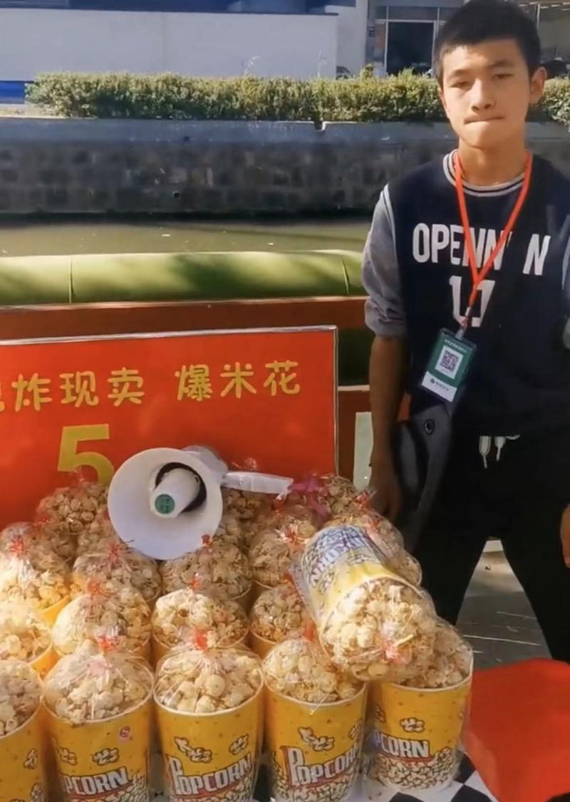 17岁脑瘫男孩首次摆摊卖爆米花 母亲塞钱托路人支持：孩子很要强 卖不出去怕他自卑3