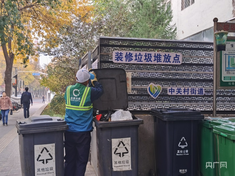 “新白菜剁碎凑厨余”事件后 涉事垃圾分类桶站已换人 绿鑫公司避谈“分类指标”2