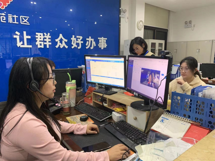 社区便民服务站工作人员通过“视频办”为居民办理业务。记者 江秋悦 摄