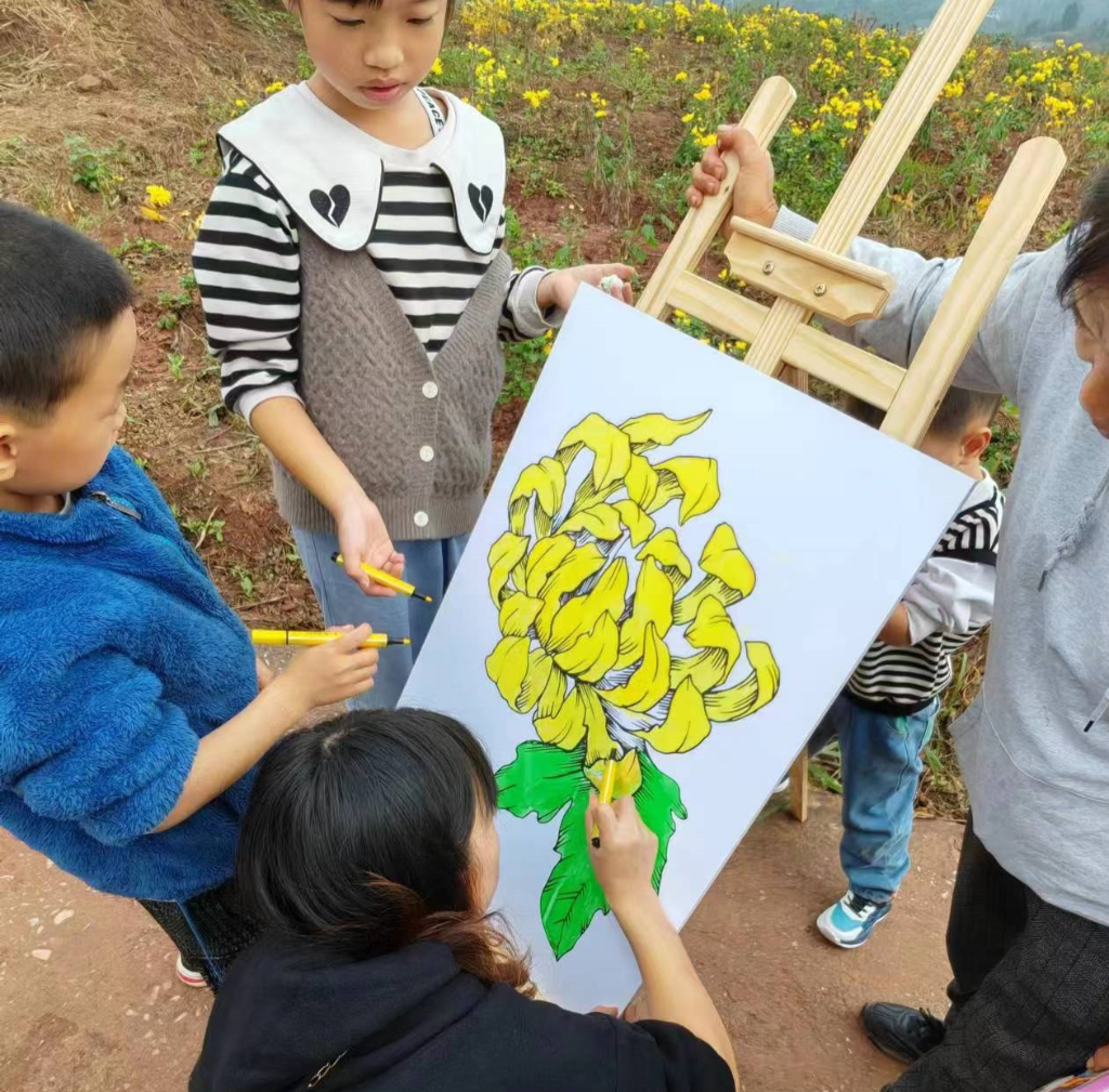 孩子们分工协作，共同完成了一幅幅好看的菊花图。