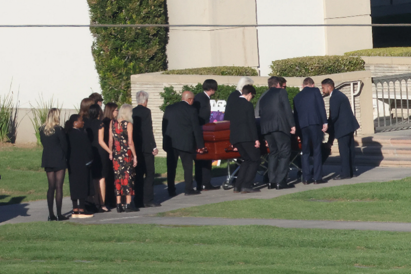 “钱德勒”葬礼举行，《老友记》中五名搭档悉数出席1